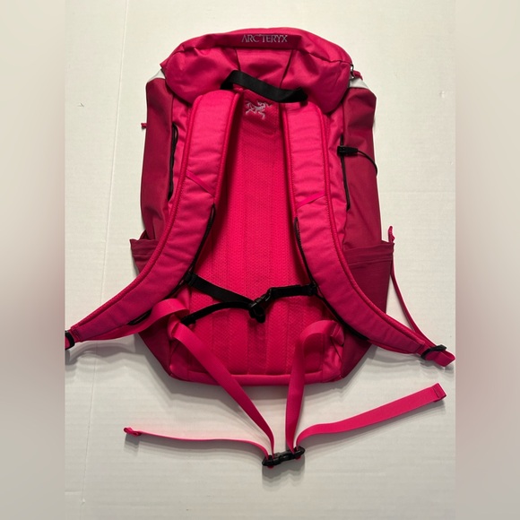 NWT Arcteryx Mantis 20 Backpack Pink - Picture 5 of 10